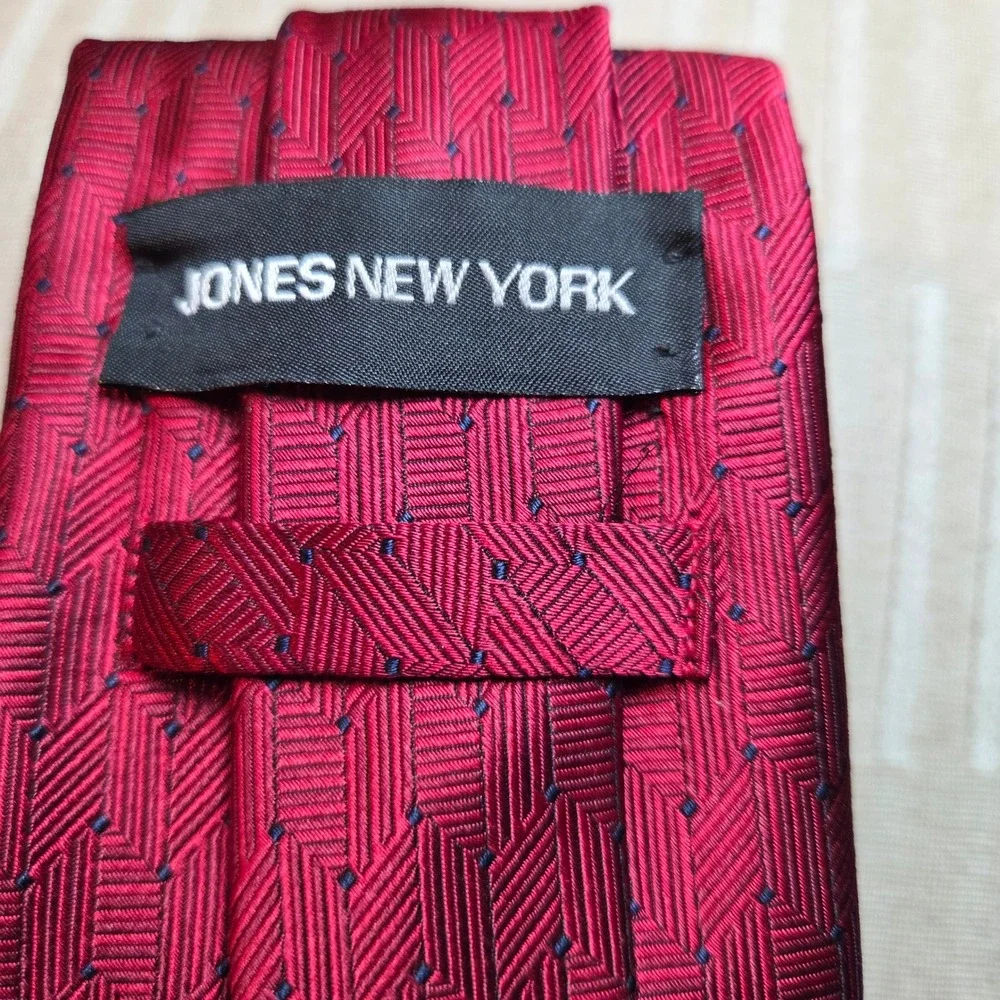 Jones New York Mens 100% Silk Red Geometric Pattern Necktie‎